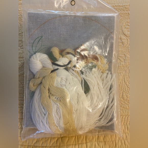 * FLORAL GRAPHICS * 14" SQUARE Openwork Crewel Embroidery Kit * Vintage * NEW * - Picture 2 of 3